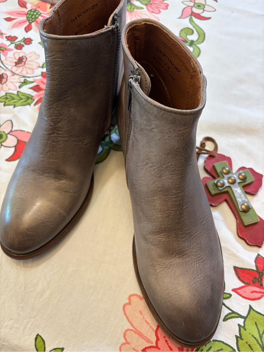 Frye Leather Women's Gray Leather Ankle Boots - Side Zip,padded insole  7 1/2”